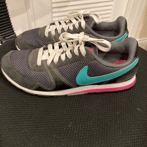 Nike Gray and White Sneakers with Green Accents